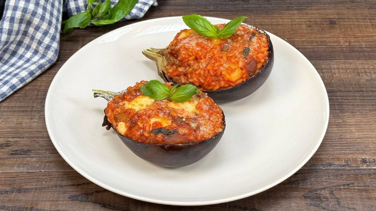 Melanzane ripiene di riso: la ricetta del piatto gustoso e filante