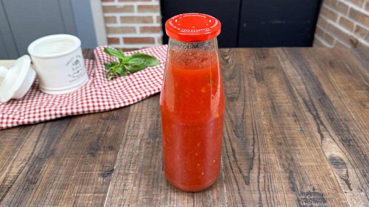 Passata di pomodoro: la ricetta della conserva estiva fatta in casa