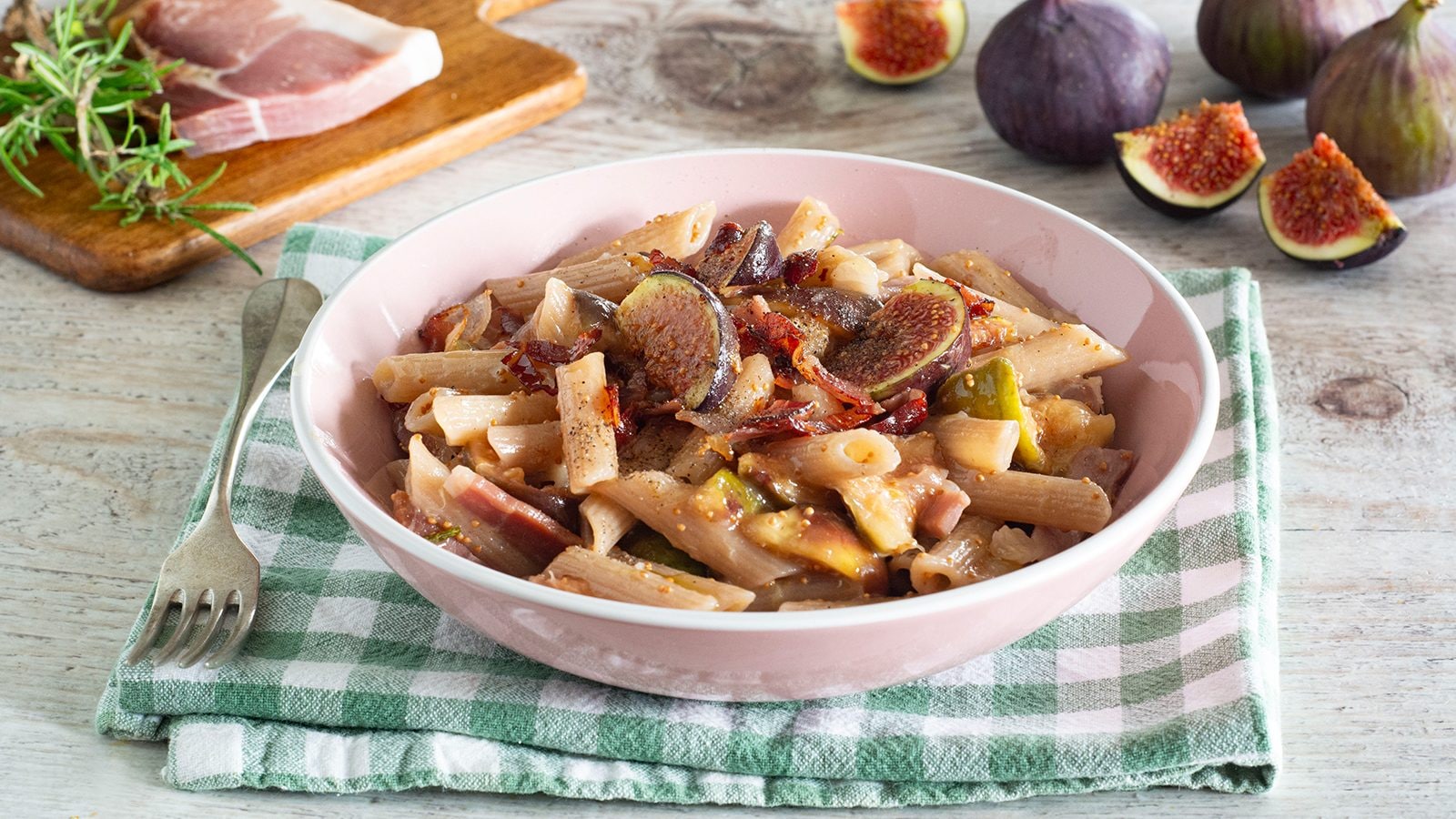 Pasta con fichi e speck: la ricetta del primo estivo semplice e gustoso