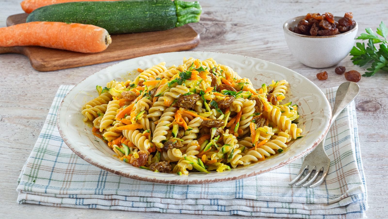 Pasta zucchine e carote: la ricetta del primo piatto leggero e colorato