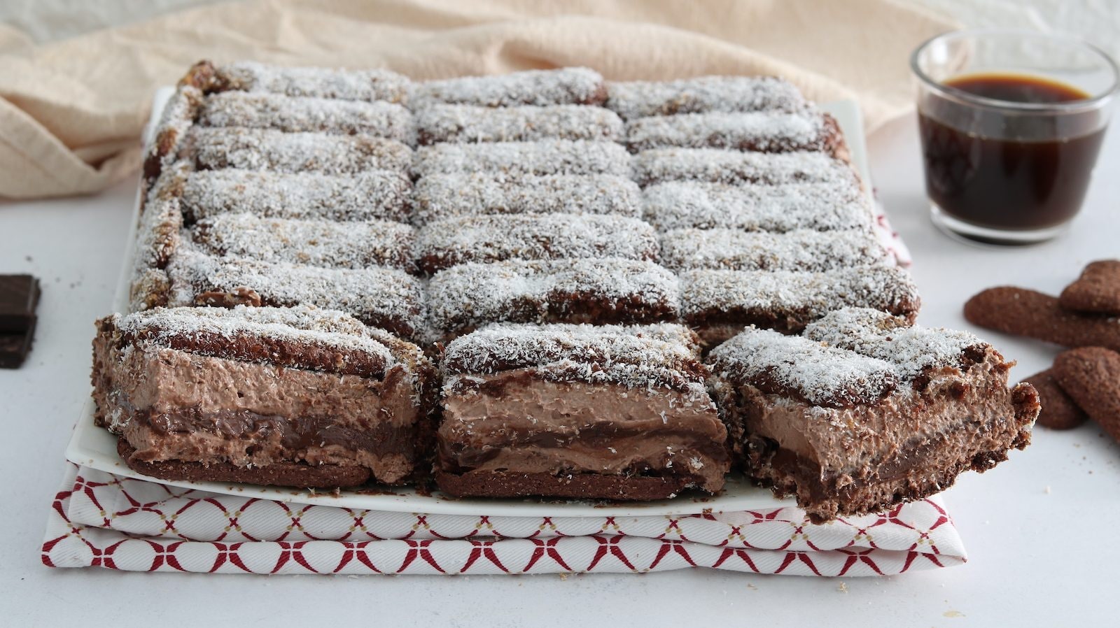 Torta gelato di pavesini: la ricetta del dolce senza cottura fresco e goloso