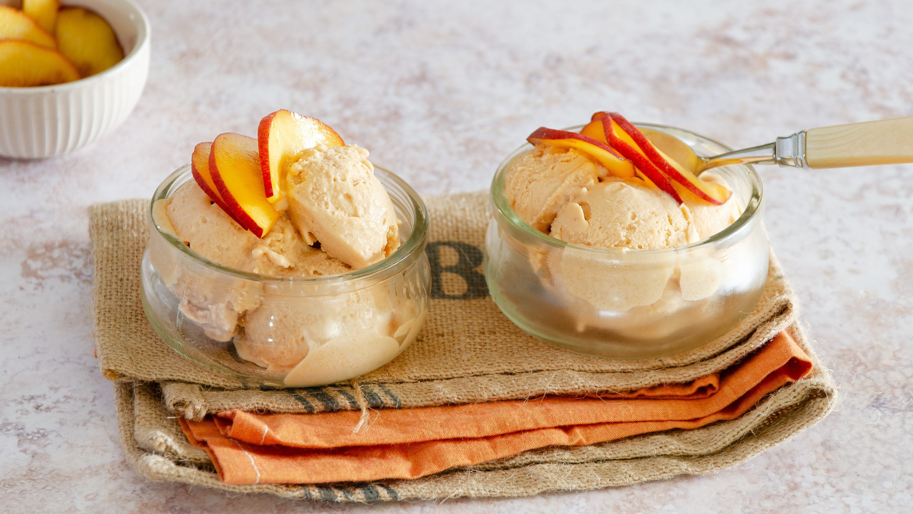 Gelato alla pesca: la ricetta facile per farlo cremoso senza gelatiera