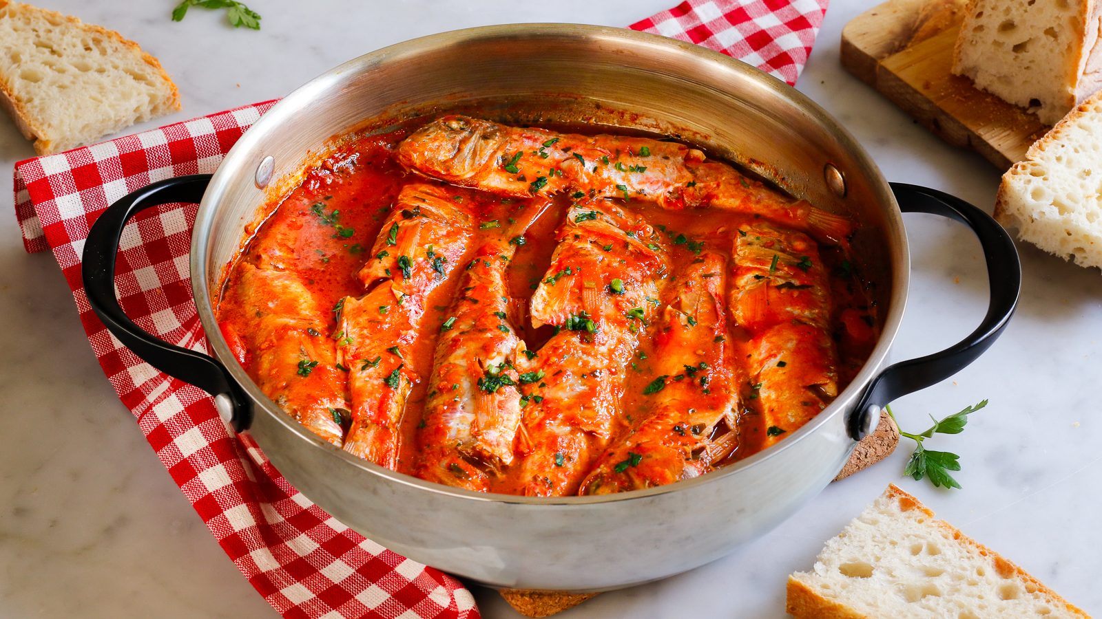 Triglie alla livornese: la ricetta del secondo di pesce tipico della tradizione toscana