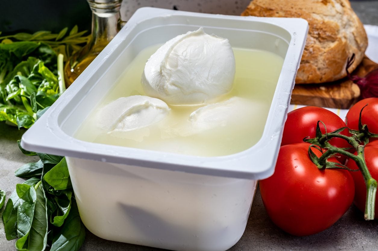 Come utilizzare l'acqua di governo della mozzarella: suggerimenti e consigli