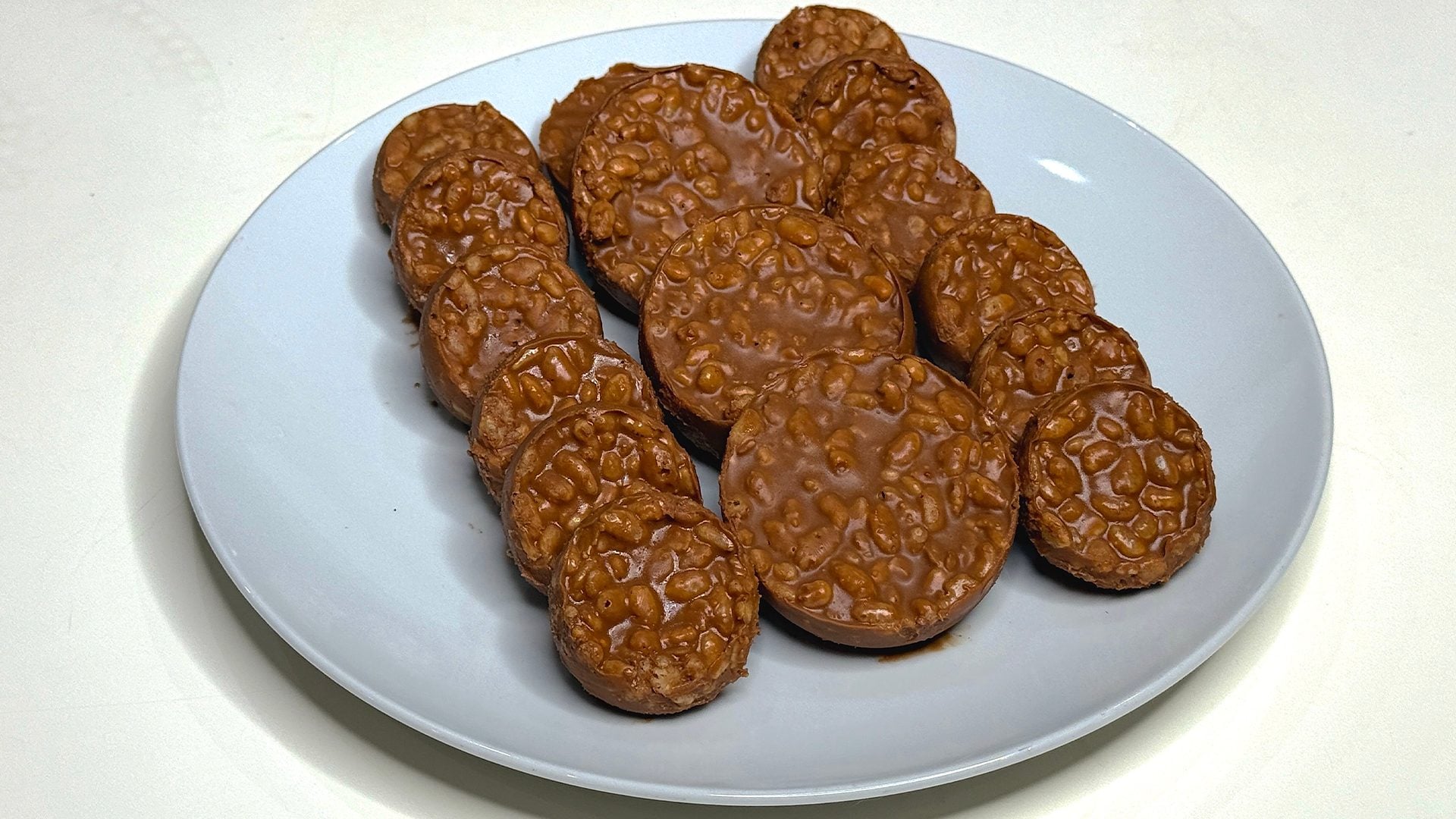 Crispy cups: la ricetta dei dolcetti senza cottura golosissimi