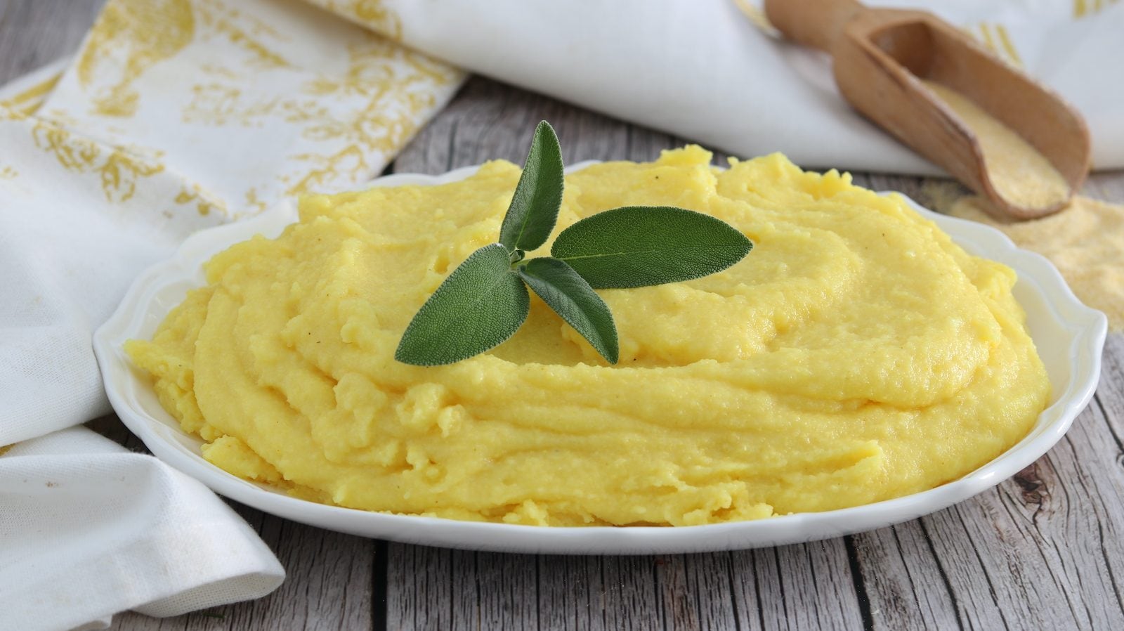 Kaçamak: la ricetta del piatto tipico dei Balcani con farina di mais e formaggio