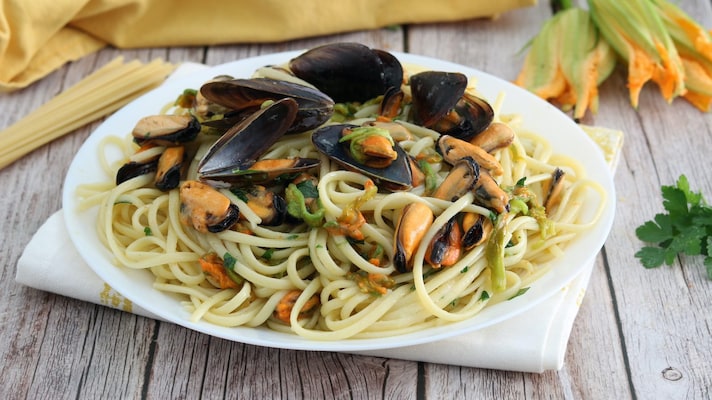 pasta-cozze-e-fiori-di-zucca