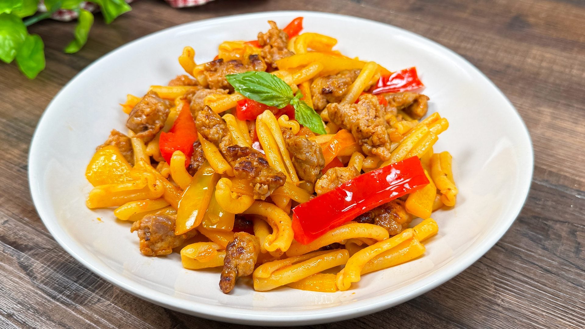 Pasta salsiccia e peperoni: la ricetta del primo piatto ricco e goloso