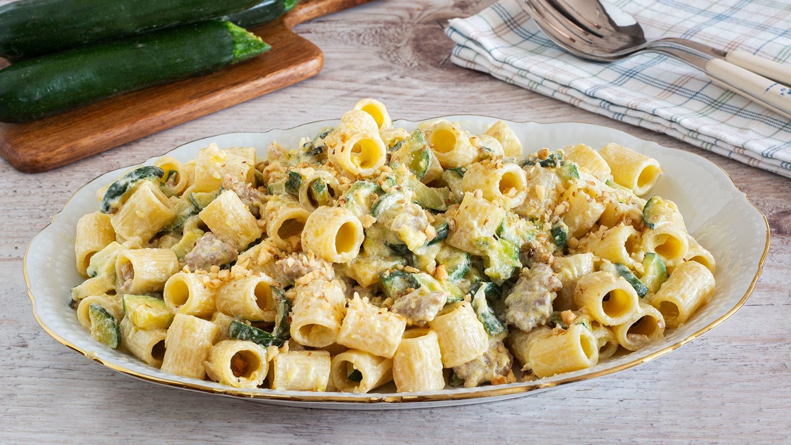 Pasta zucchine e salsiccia: la ricetta del primo piatto saporito e sostanzioso