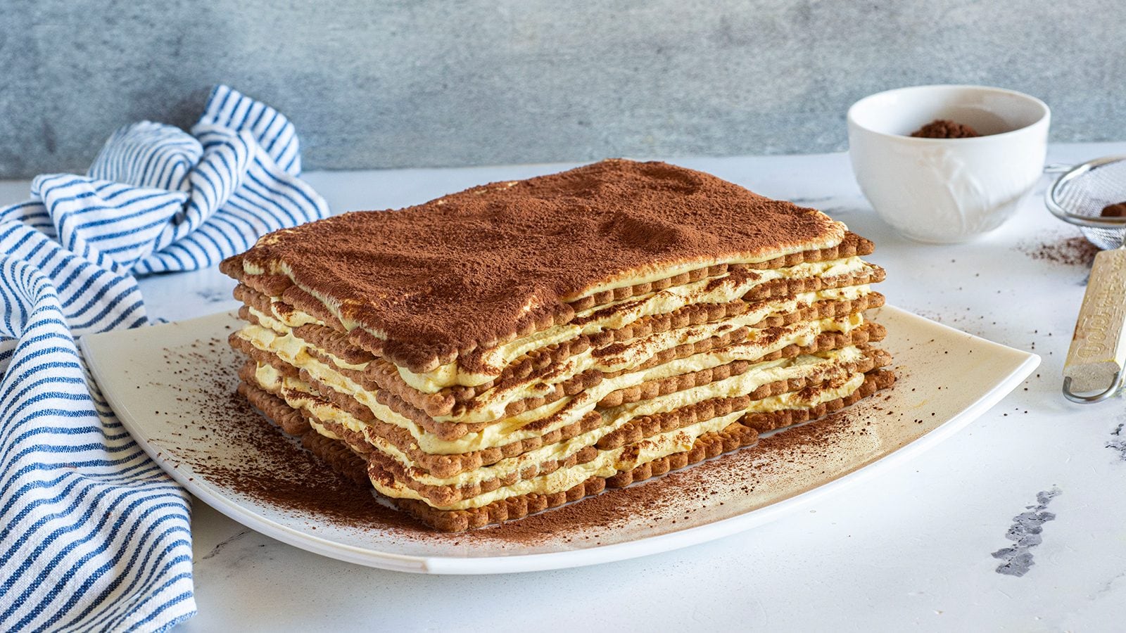 Tiramisù con biscotti secchi: la ricetta del dessert senza cottura facile e goloso