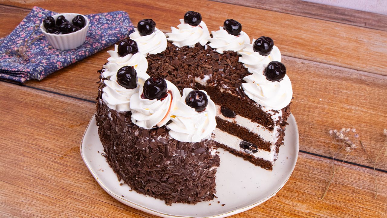 Torta foresta nera: la ricetta del dessert tedesco scenografico e godurioso