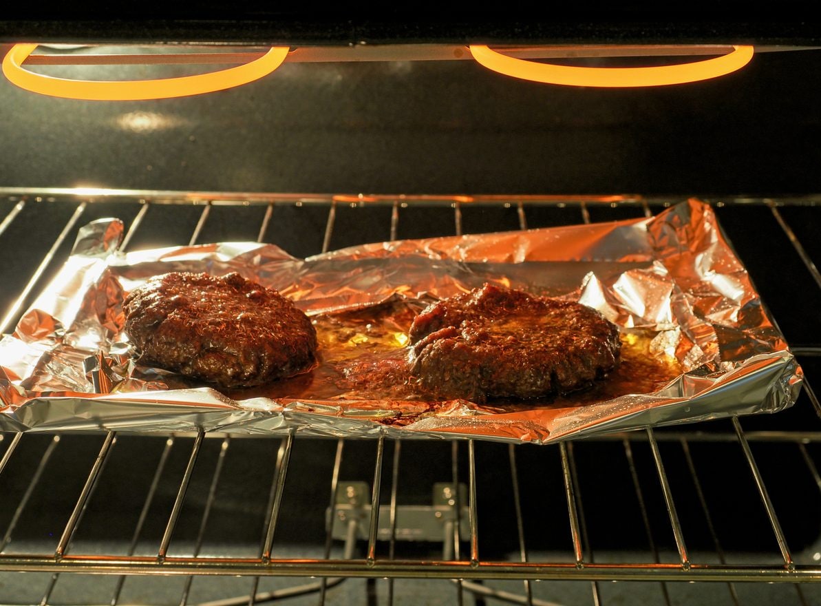 Usare il grill del forno: cosa non fare per non bruciare tutto