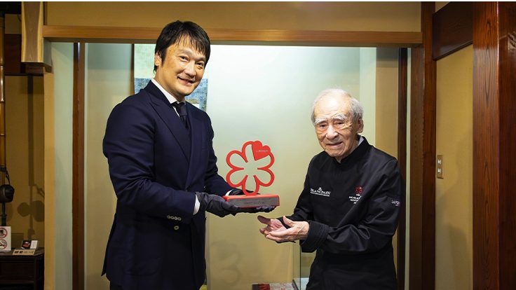 Tokyo, lo chef Kenjiro Kanemoto è una leggenda vivente: a 97 anni vince il "Mentor Chef Award"