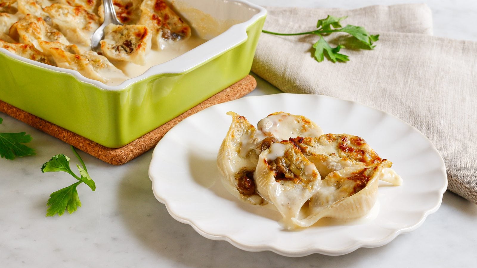 Conchiglioni ripieni ai funghi: la ricetta del primo piatto al forno ricco e goloso