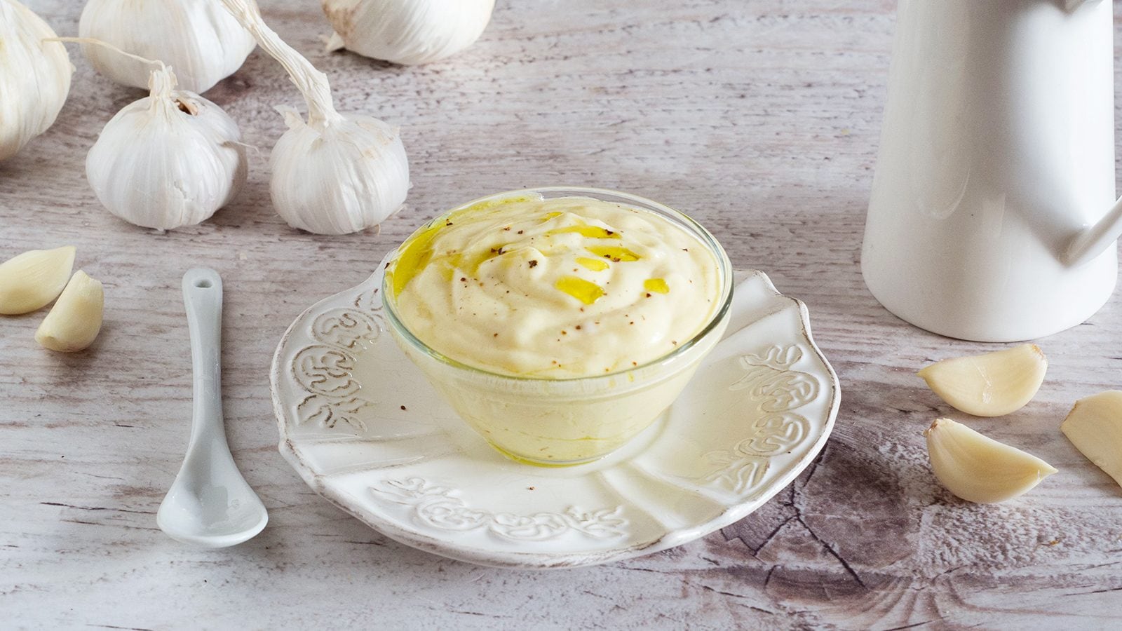 Crema all'aglio di Antonino Cannavacciuolo: la ricetta del condimento delicato e fragrante