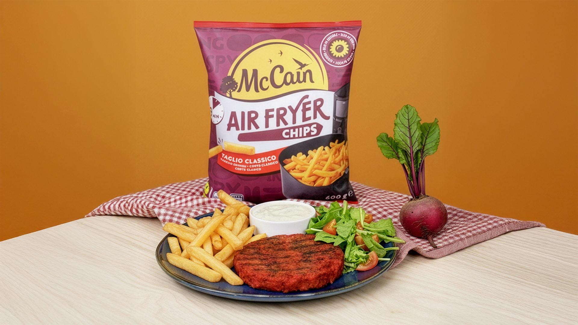 Burger di barbabietola con salsa allo yogurt e patatine McCain: la ricetta facile e golosa