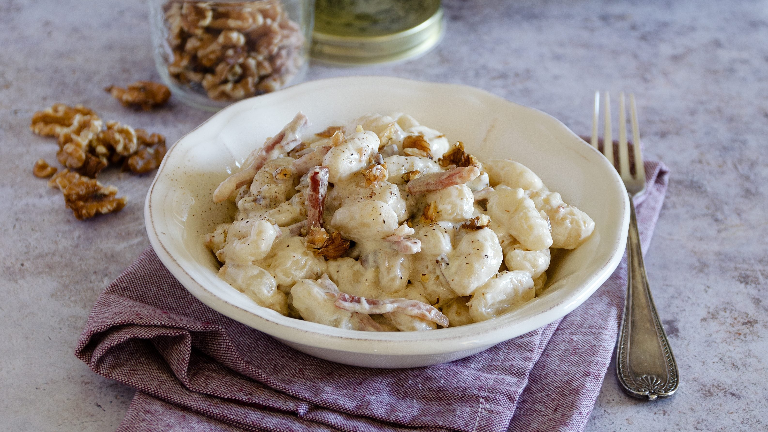 Gnocchi speck e noci: la ricetta del primo piatto facile e cremoso