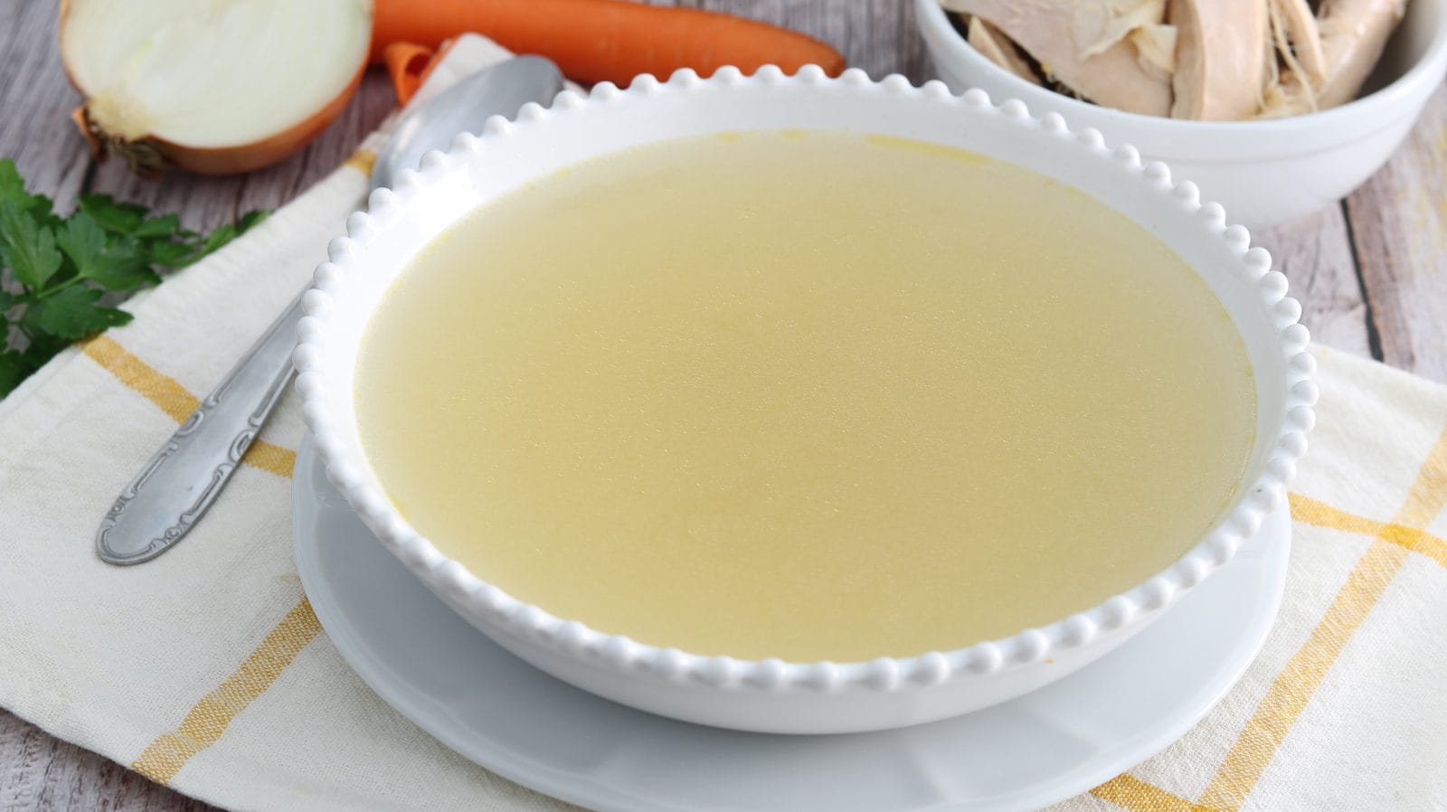 Brodo di pollo di Cannavacciuolo: la ricetta per farlo profumato e saporito