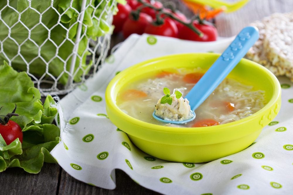 Brodo vegetale in svezzamento: come prepararlo e quali nutrienti contiene davvero