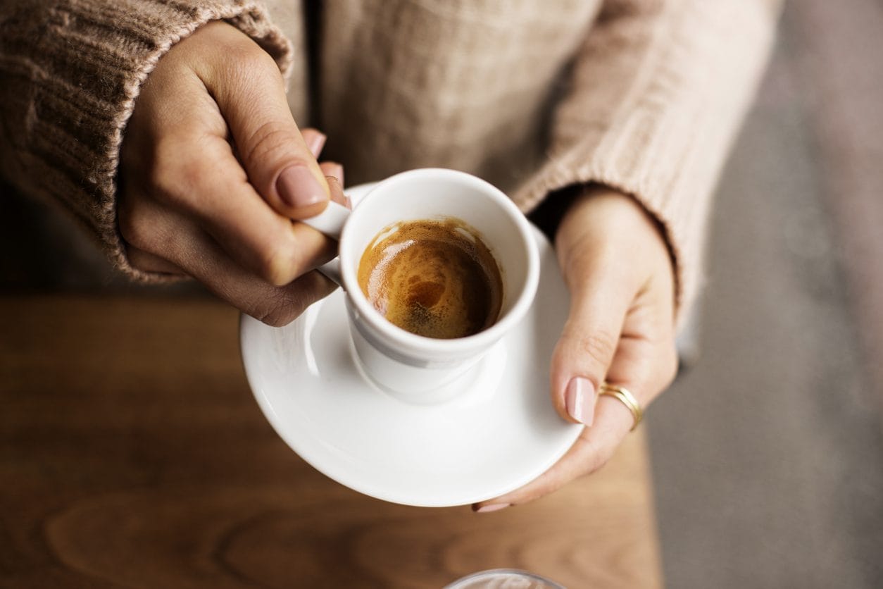 È meglio servire il caffè in tazza calda o fredda? Qual è la temperatura giusta?