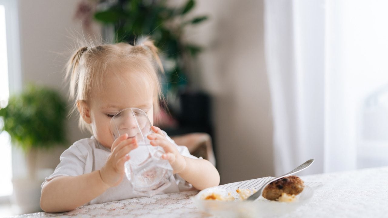 Come insegnare ai bambini a bere dal bicchiere in sicurezza