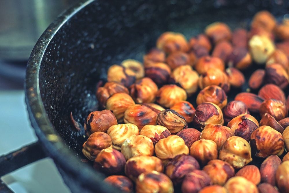 Come tostare le nocciole in casa in modo semplice e veloce: metodi e consigli