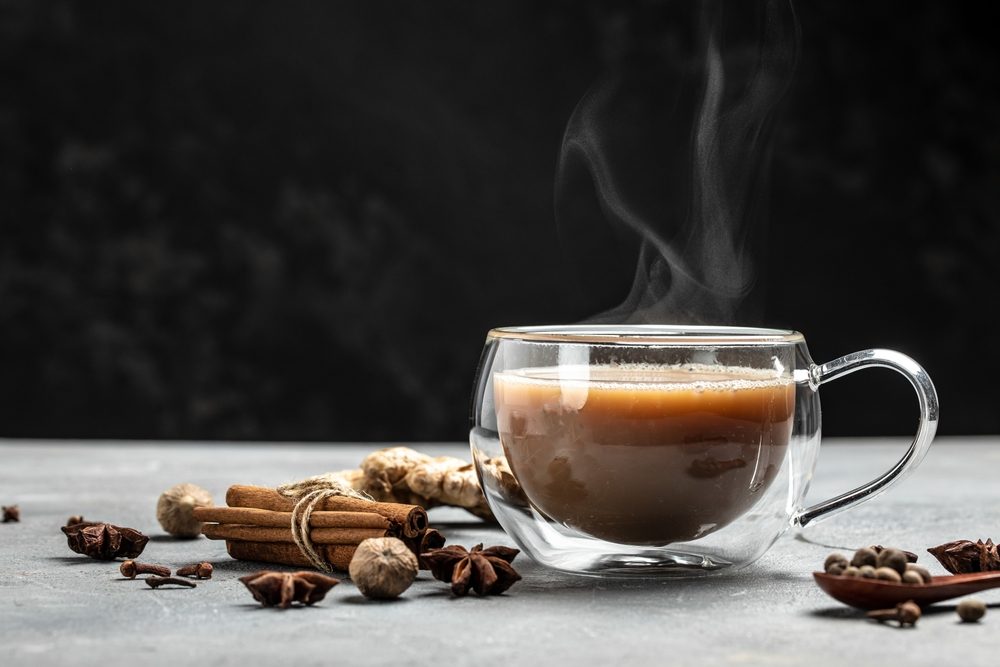 Tè chai: origini, benefici e preparazione della bevanda indiana che sta conquistando il mondo