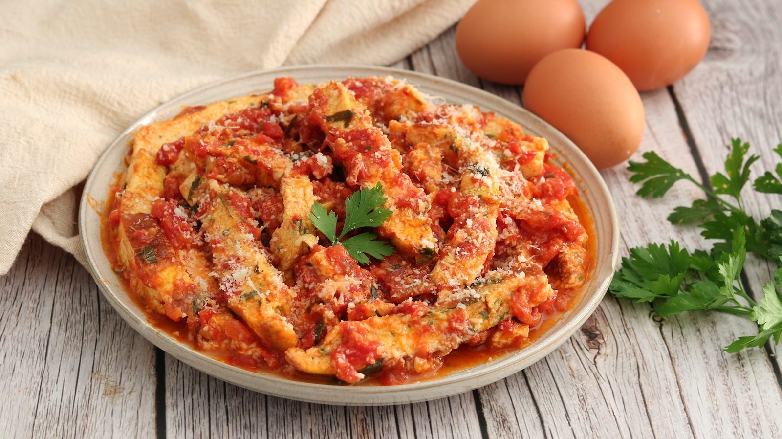 Finta trippa: la ricetta del secondo piatto a base di uova nutriente e saporito