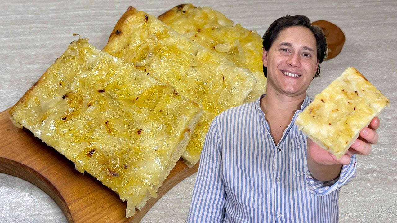 Focaccia con cipolle: la ricetta del lievitato soffice e fragrante