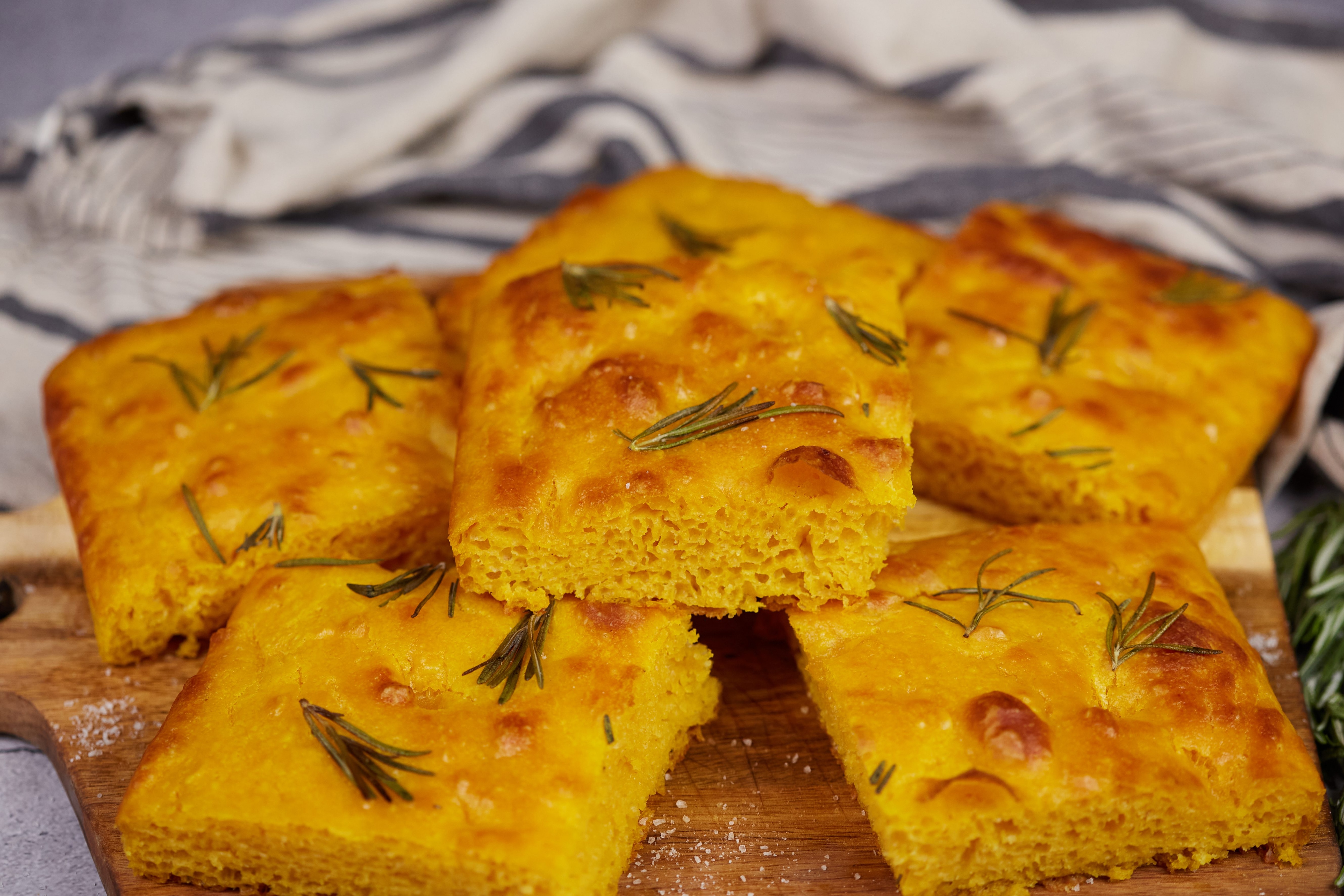Focaccia alla zucca: la ricetta del lievitato morbido e profumato perfetto per l'autunno