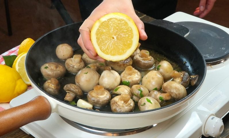 Funghi al limone: la ricetta del contorno sfizioso e aromatico, pronto in poco tempo