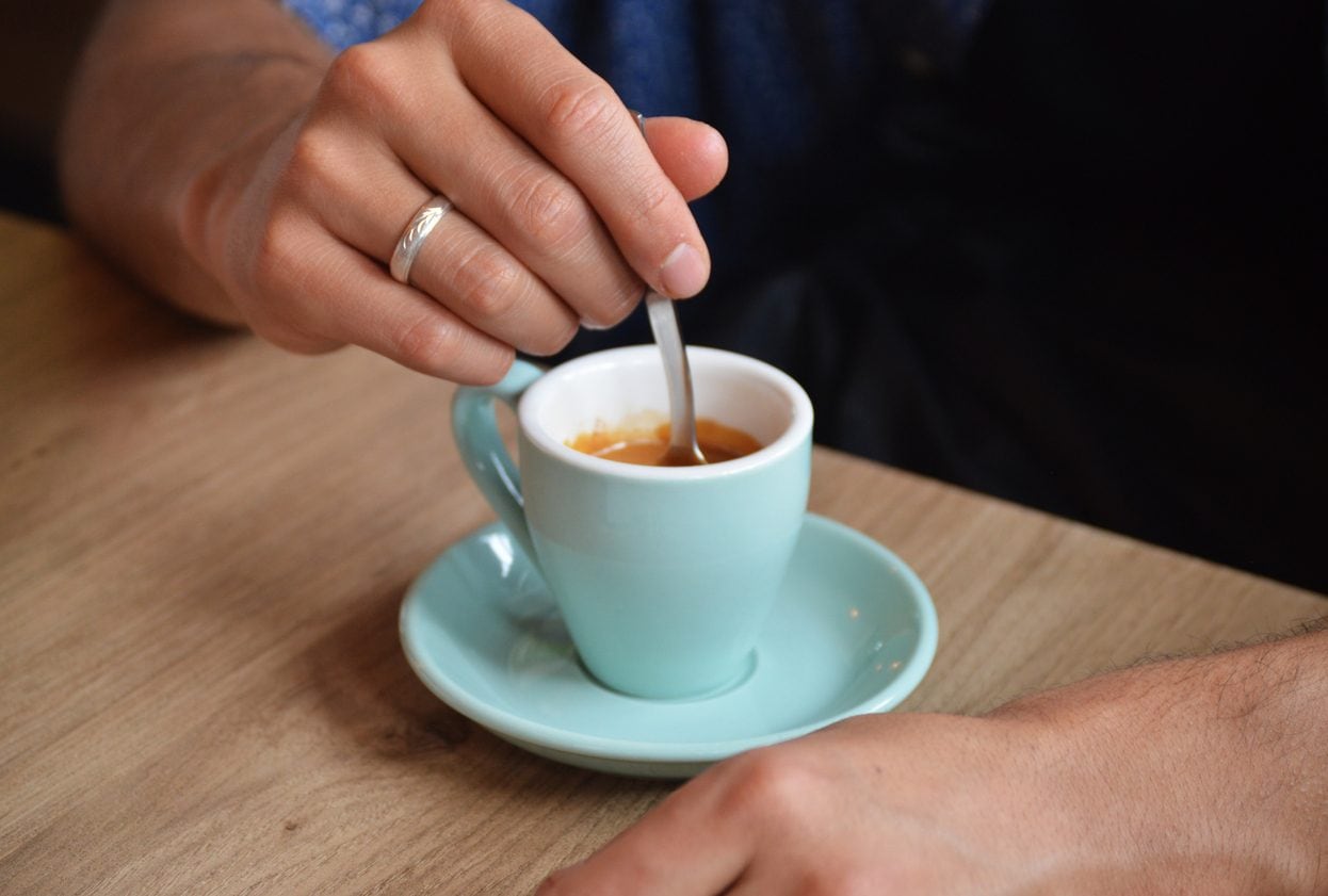 Mescolare il caffè? Ecco perché dovresti farlo anche se lo prendi amaro