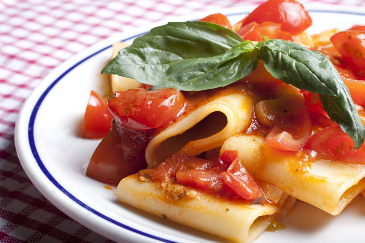 Perché i paccheri, o schiaffoni, si chiamano così? Storia dei nomi del formato di pasta campano