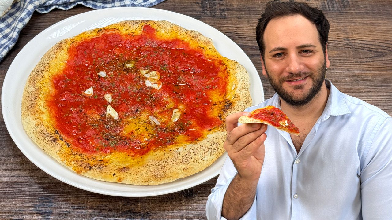 Pizza marinara: la ricetta perfetta per farla in casa con e senza pietra refrattaria