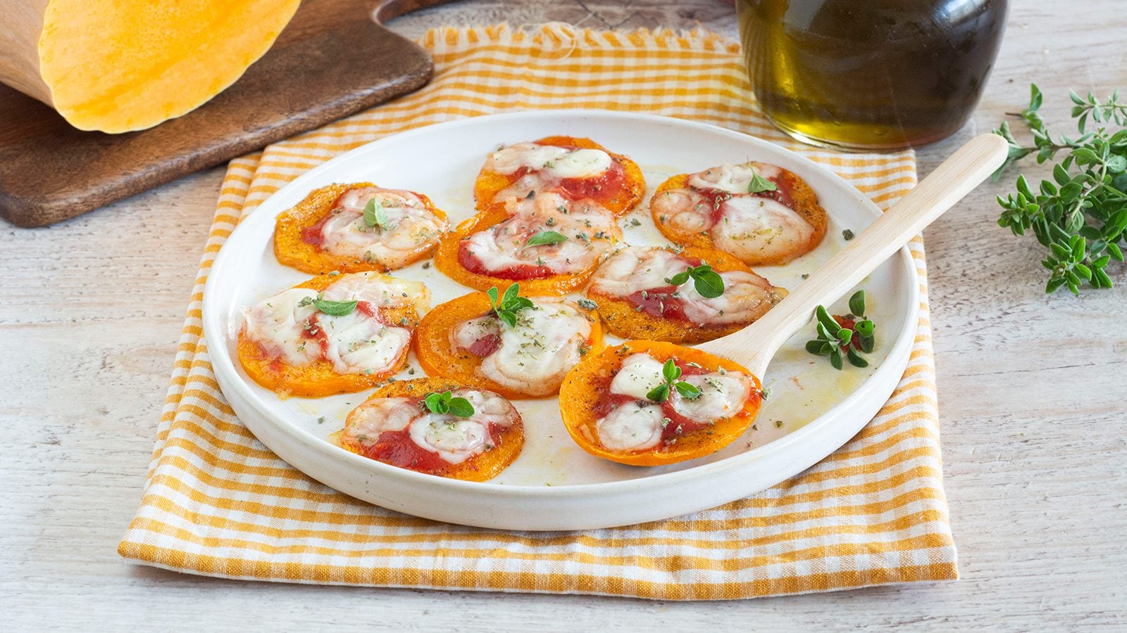 Pizzette di zucca: la ricetta dell'antipasto colorato e sfizioso
