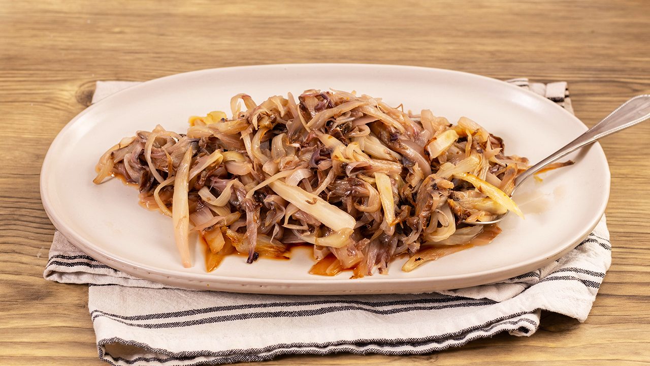 Radicchio in padella: la ricetta del contorno facile e veloce