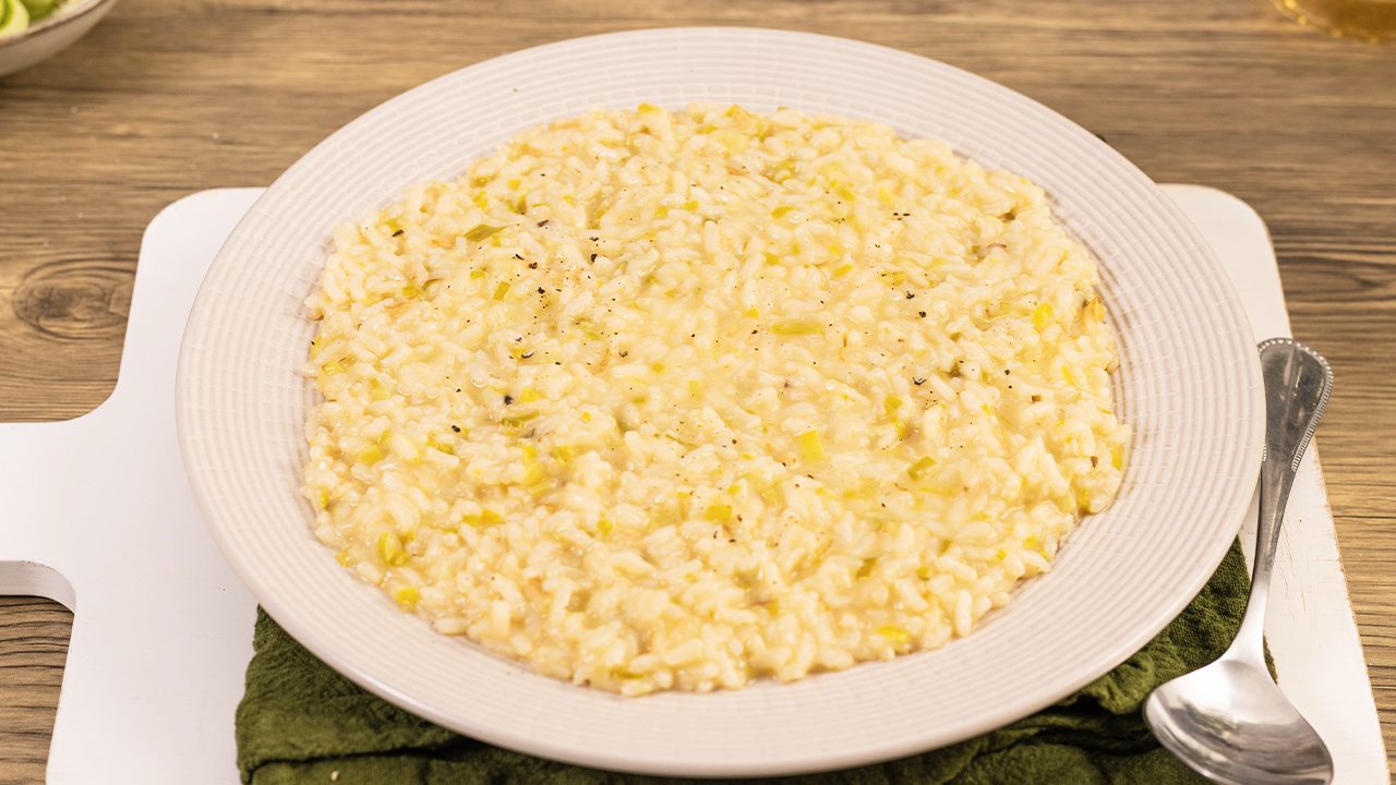 Risotto ai porri: la ricetta del primo piatto cremoso e dal gusto delicato
