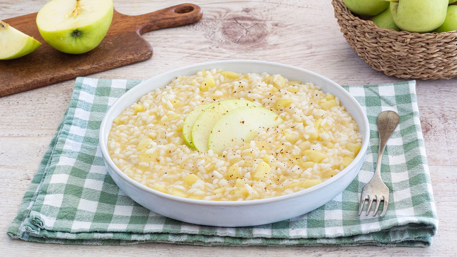 Risotto alle mele: la ricetta del primo piatto originale e gustoso