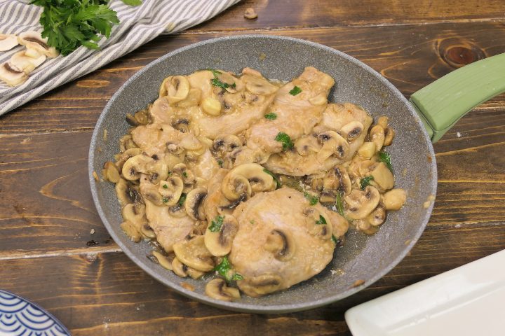 Scaloppine di maiale ai funghi: la ricetta del secondo piatto veloce e cremoso
