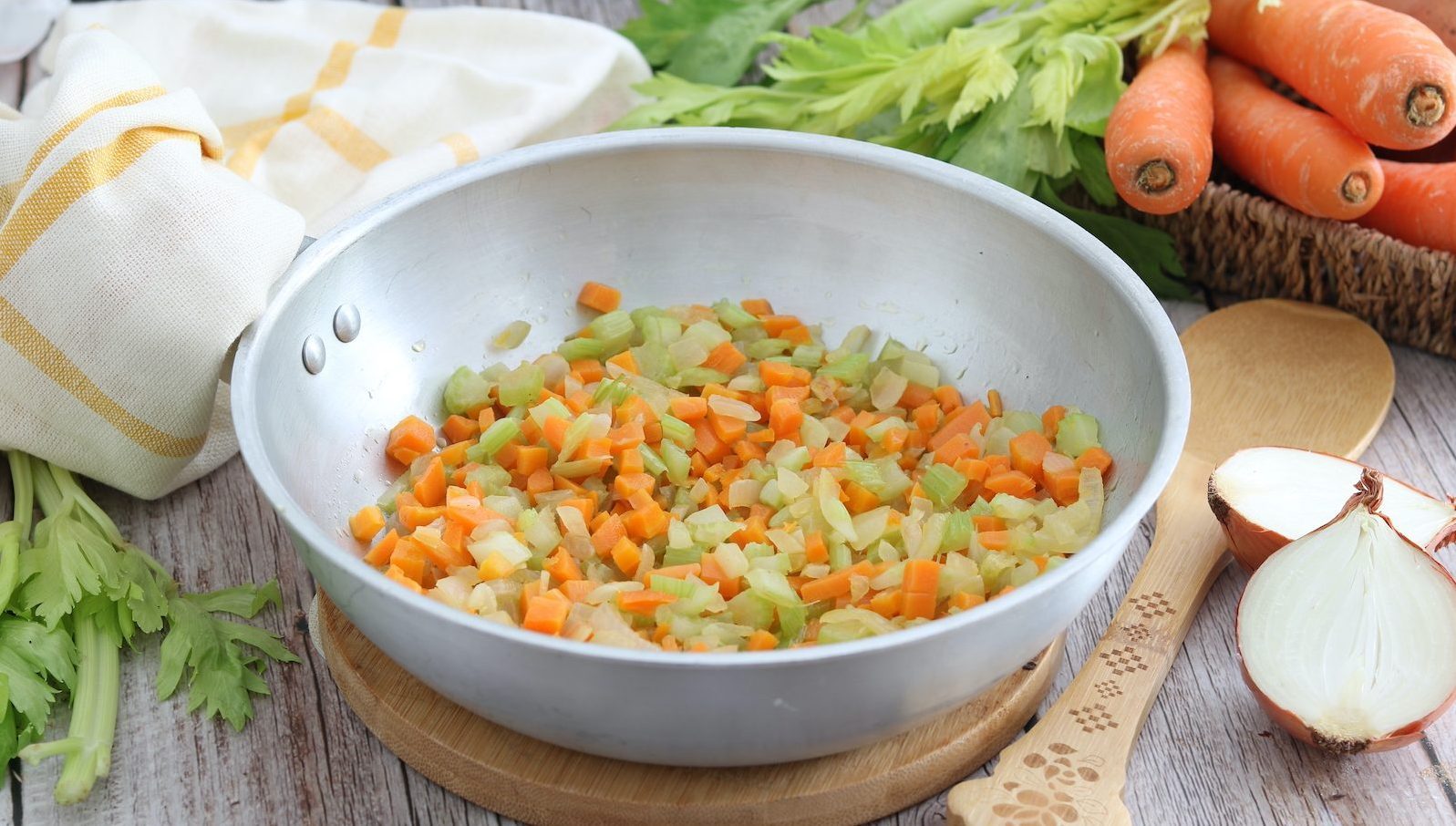 Il soffritto fa bene o male? I consigli dell'esperta per prepararlo in versione light