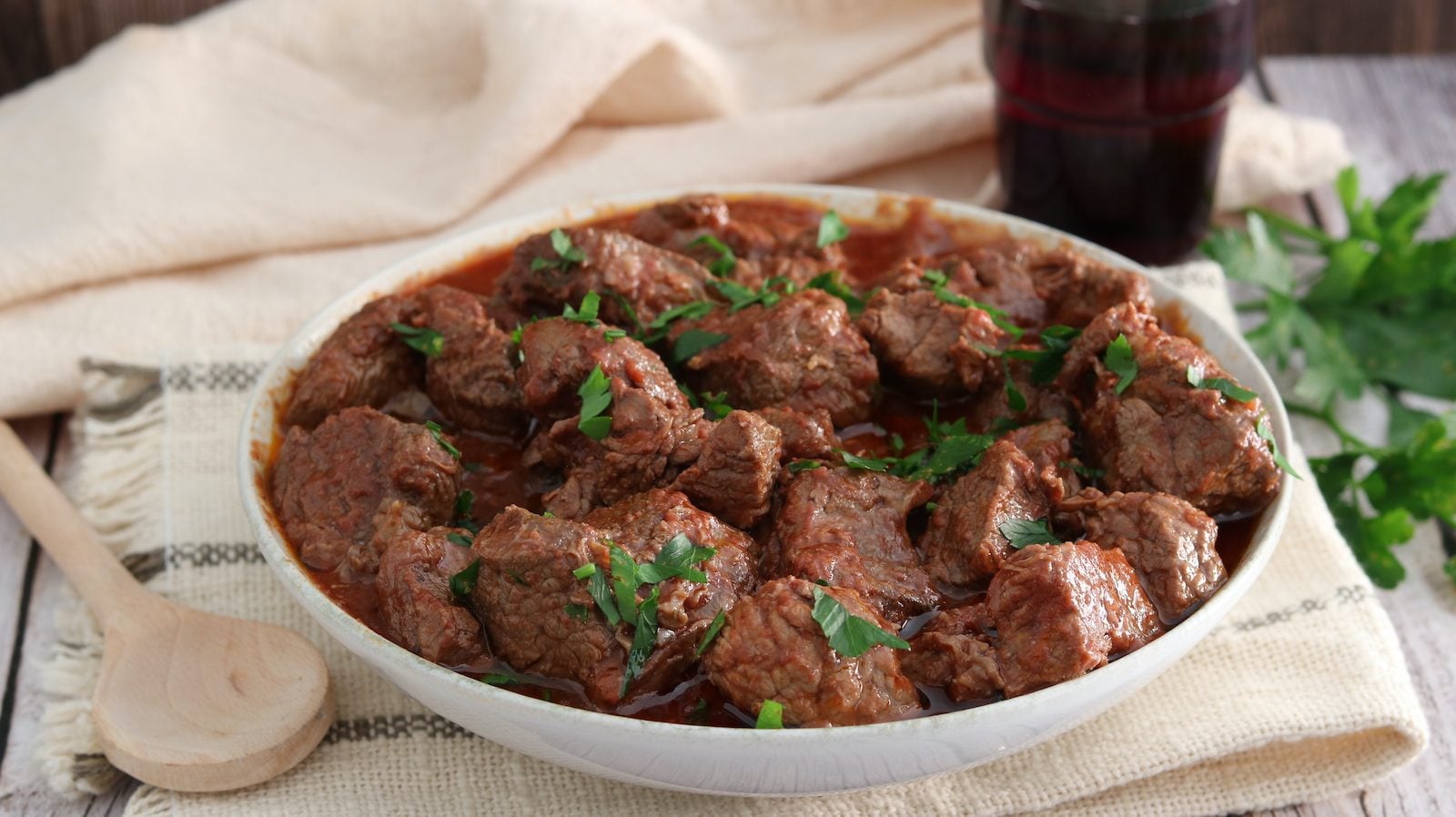 Spezzatino di pecora: la ricetta del secondo piatto rustico e saporito