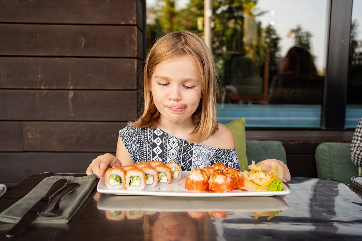 I bambini possono mangiare il sushi? Ecco da che età possono consumare pesce crudo