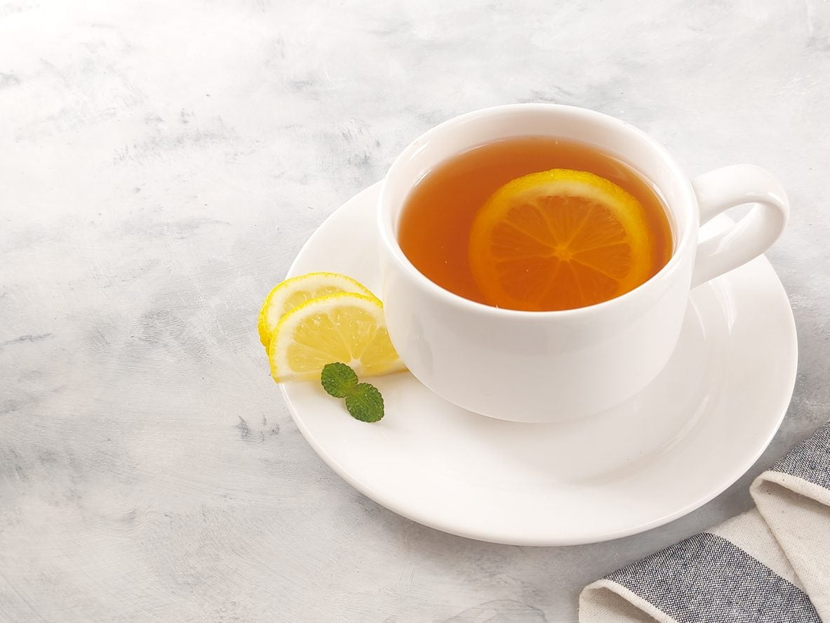 Perché il limone cambia colore al tè? La spiegazione della scienza