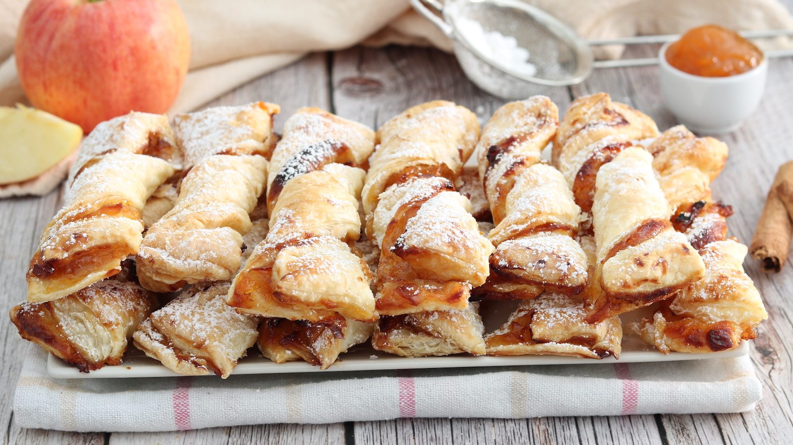 Torcetti di sfoglia alle mele: la ricetta dei dolcetti golosi e fragranti