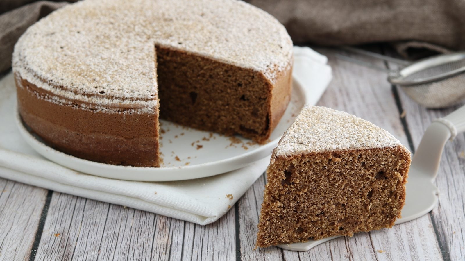 Torta alla liquirizia: la ricetta del dolce da credenza morbido e fragrante