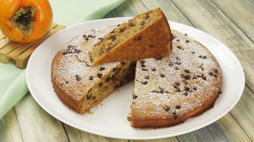 Torta di cachi e gocce di cioccolato: la ricetta del dolce autunnale morbido e delizioso