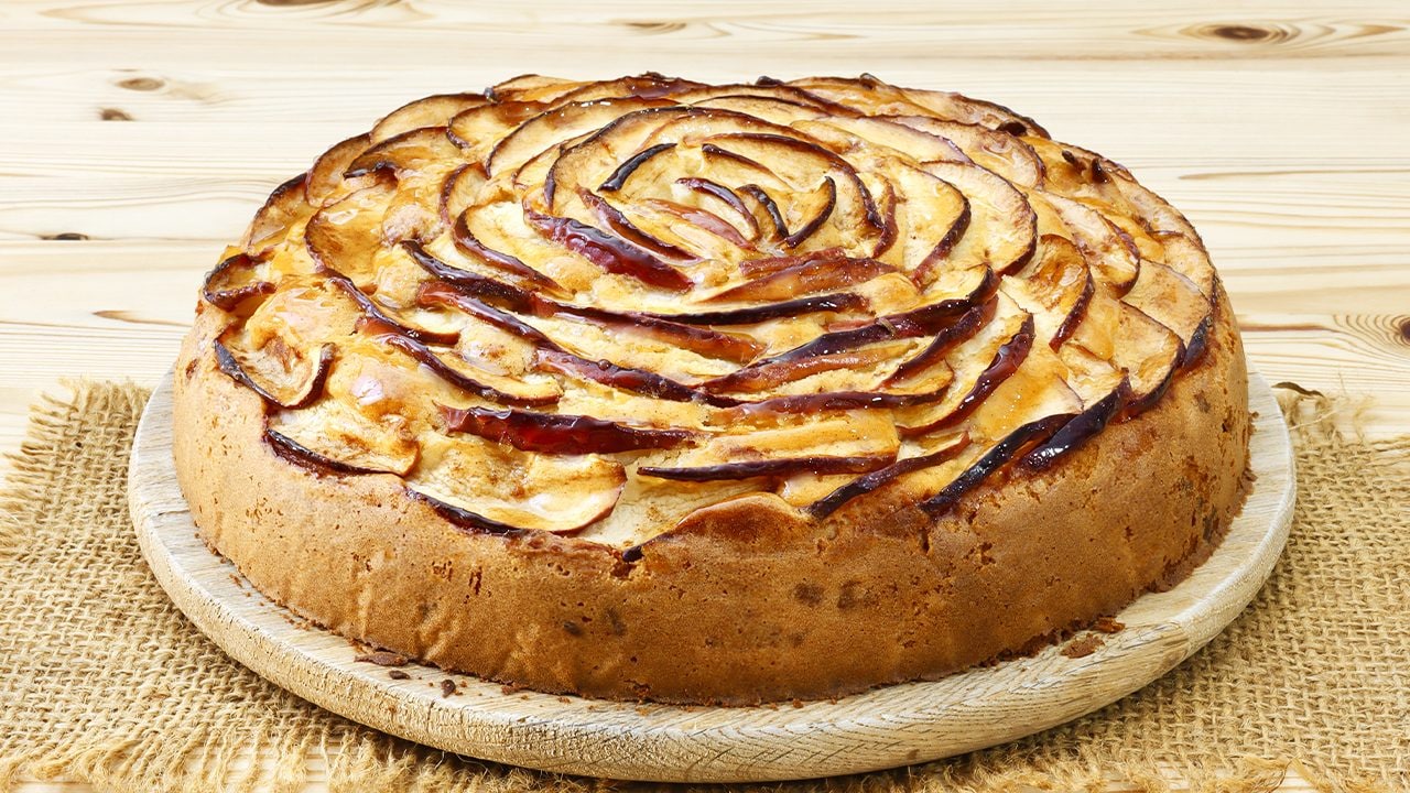 Torta mele e yogurt: la ricetta del dolce da credenza morbido e profumato
