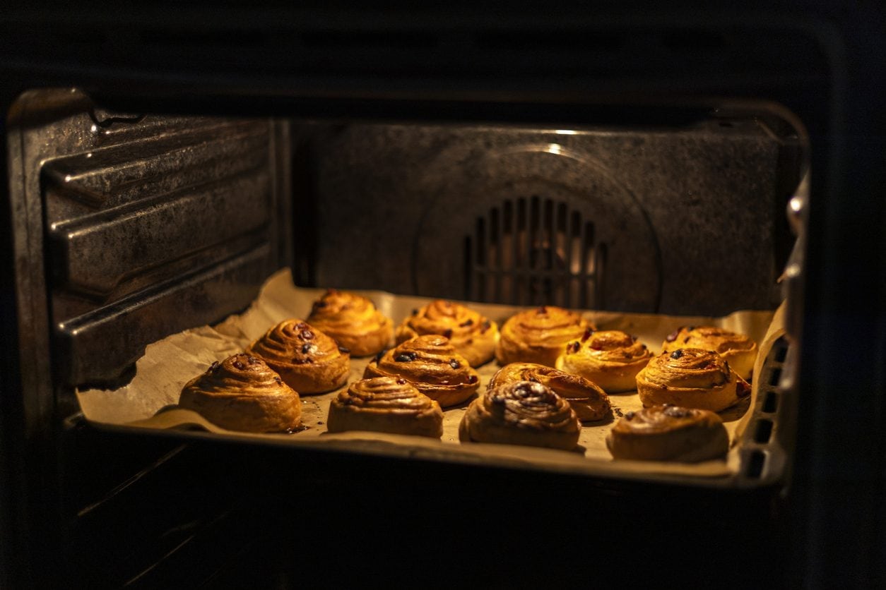 Perché non cuocere mai i dolci direttamente sulla griglia