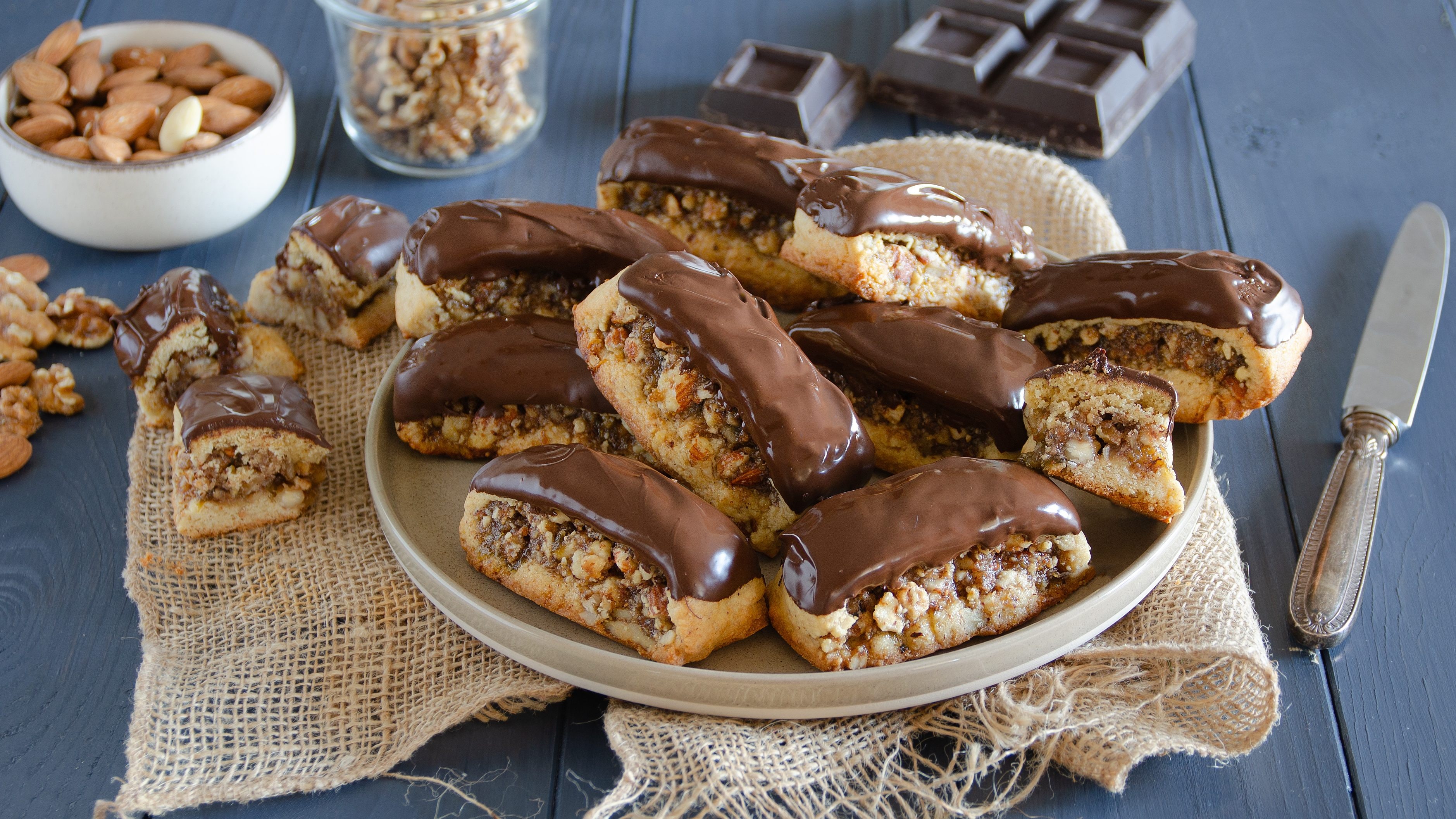 Biscottoni ripieni di nocciole, mandorle e marmellata: la ricetta dei dolcetti golosi