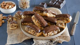 Biscottoni ripieni di frutta secca e marmellata